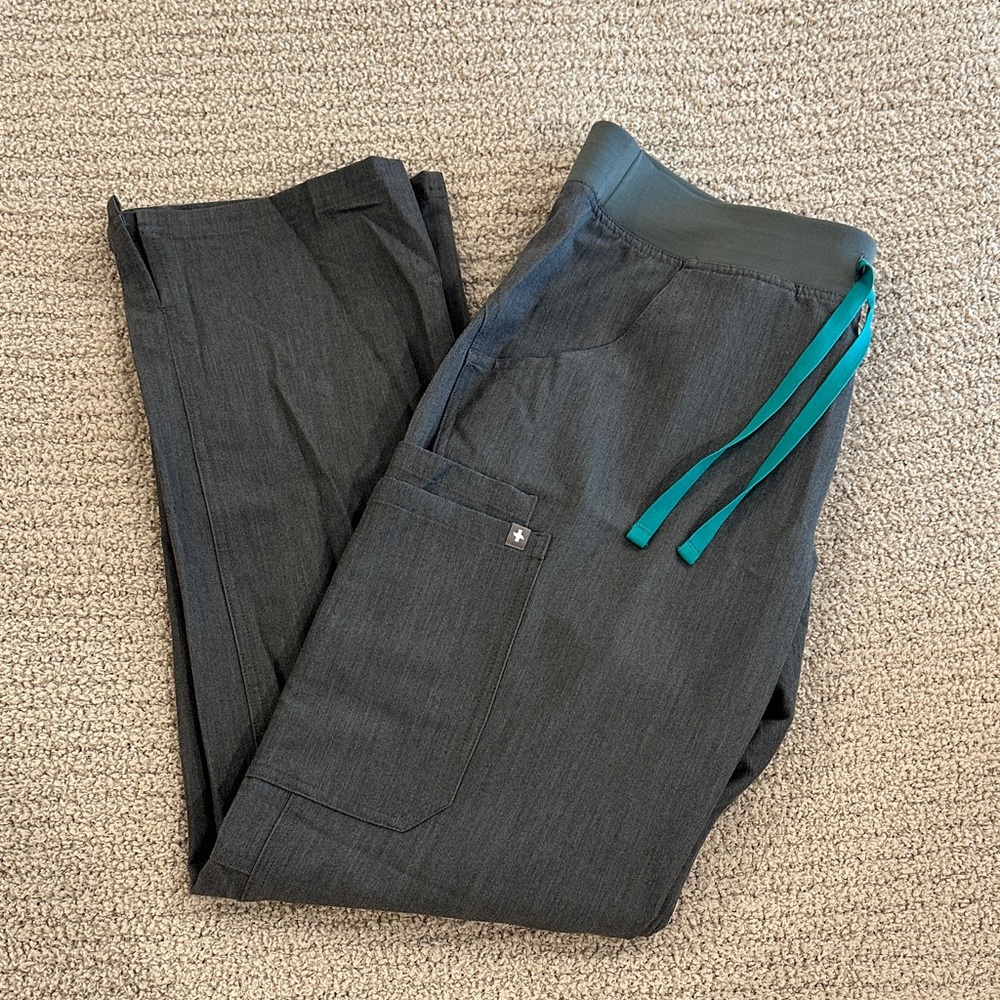 Women’s Figs Kade Cargo Bottoms